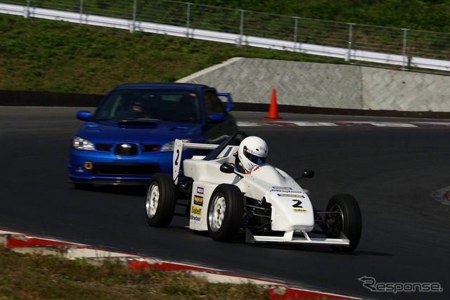 ショートコースでのオープンホイールとの混走