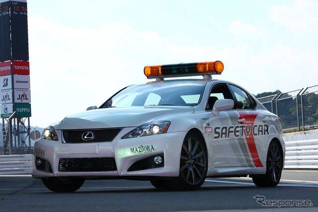 体験走行で先導するペースカー。レクサスIS-F（北米仕様なので180km/hリミッターなし）のほか、トヨタカルディナGT-FOUR（4WDターボの260馬力）もスタンバイする。サーキットタクシーで同乗できる。