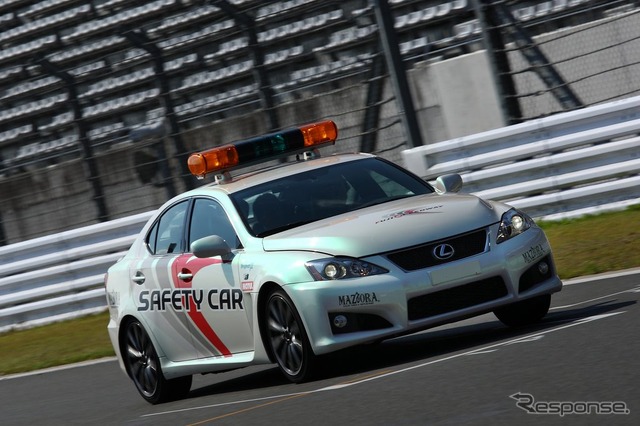 体験走行で先導するペースカー。レクサスIS-F（北米仕様なので180km/hリミッターなし）のほか、トヨタカルディナGT-FOUR（4WDターボの260馬力）もスタンバイする。サーキットタクシーで同乗できる。