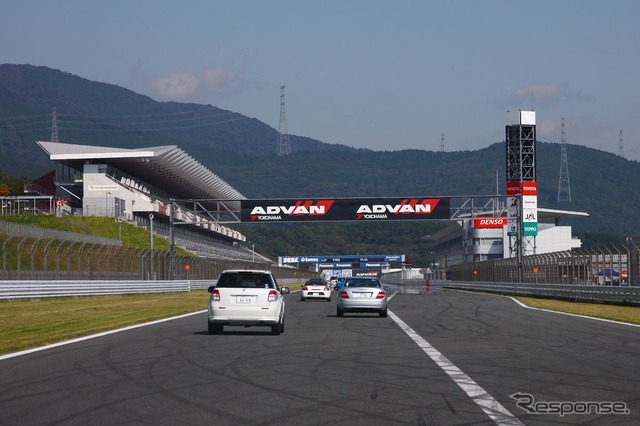 FSW名物のメインストレートは1.5km。スタンドにギャラリーがいなくても、レーサー気分は味わえる。道幅は最大25m。やっぱり公道とは別次元なのだ