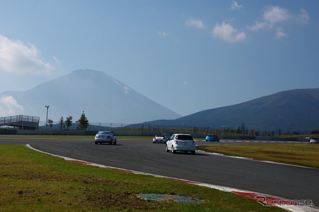 富士山を眼前に、愛車でサーキットを走る