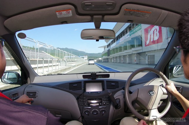 ライセンスが無くても愛車でF1コースを走れる体験走行