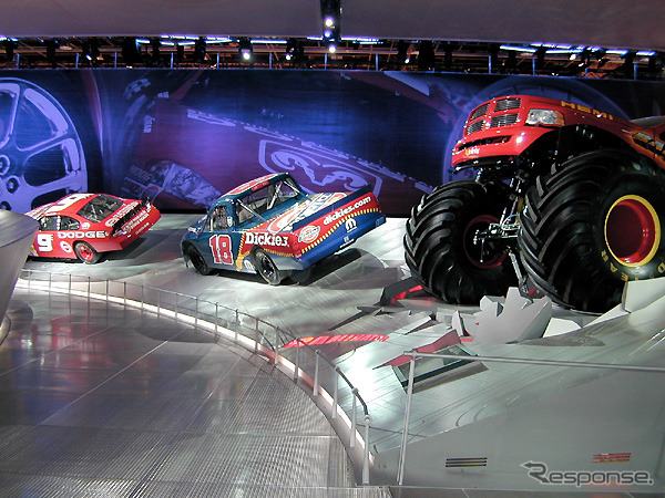 【デトロイトショー2003速報】ダッジのスタンド・ディスプレイにしびれる!