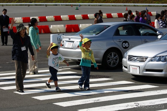 信号機のあるところで横断歩道の渡り方を練習する幼児たち。このような幼児向けの交通安全教室も社会貢献の一貫として定期的に行っている