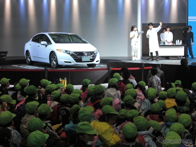 ホンダ×でんじろう。ステージ上の車はFCXクラリティ