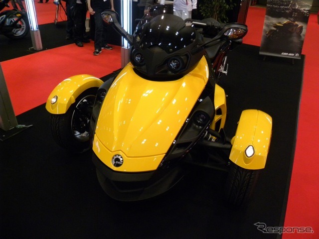 BRP Can-Am Spyder roadstar。 自動車規格として車幅灯などを装備