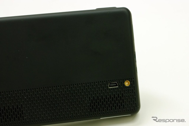 背面には電源共有用のミニUSB端子と、GPSアンテナ用の接続端子が配置される。通常使用であれば外部GPSアンテナを利用しなくても、十分な精度が得られる