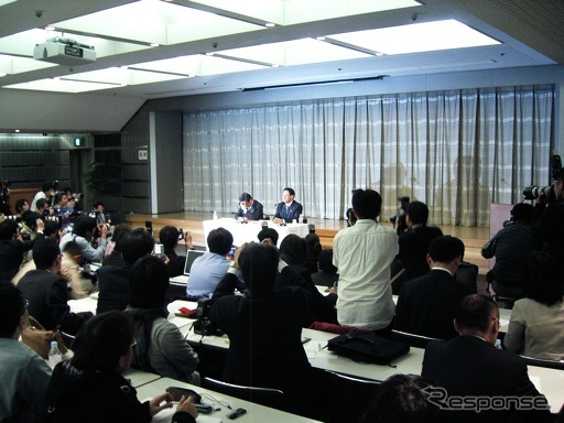 記者会見（4日）