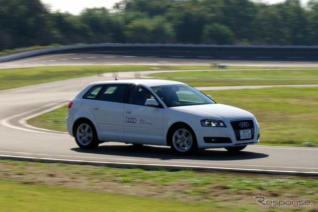 インストラクターによるドライブでコースを確認。100km/h程度までスピードの出る直線や複合コーナーなどもある。