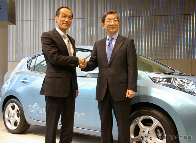 13日、日産と宮崎県はEV普及に向け協力することで合意した（志賀日産COOと東国原宮崎県知事、EVリーフの前で）