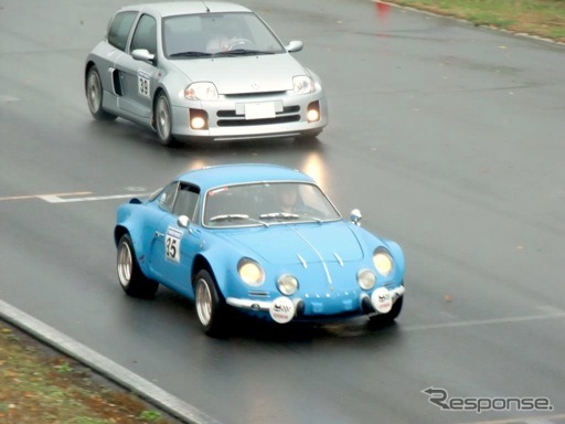 アルピーヌ・ルノーA110(青)とクリオV6