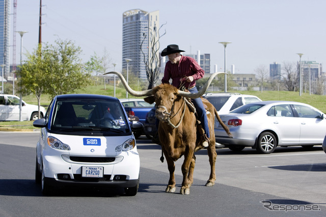 スマート フォーツーを使用したカーシェアリング「car2go」(カーツーゴー)