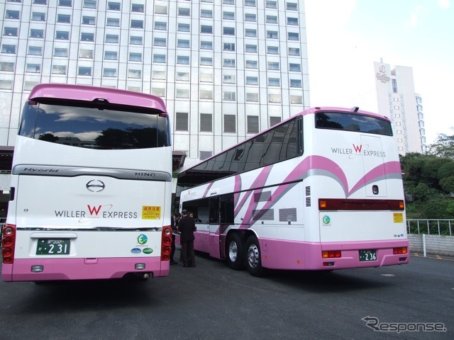 右が女性専用車プリマ。左はビジネスクラス