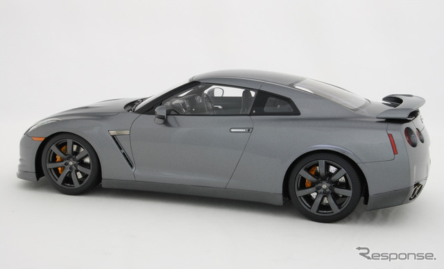 1/8 NISSAN GT-R