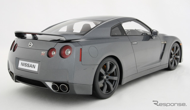 1/8 NISSAN GT-R