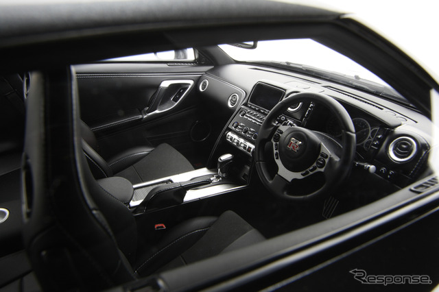 1/8 NISSAN GT-R