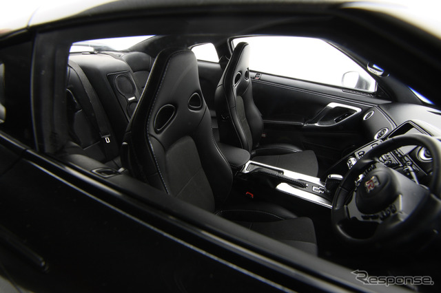 1/8 NISSAN GT-R