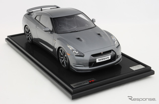 1/8 NISSAN GT-R