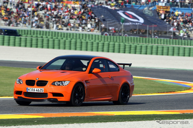 M3GTSに試乗するロッシ選手