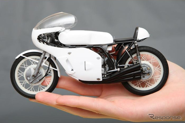 ホンダRC166 GPレーサー(画像は試作品、未塗装。製品のホイールはメッキ仕様となる)
