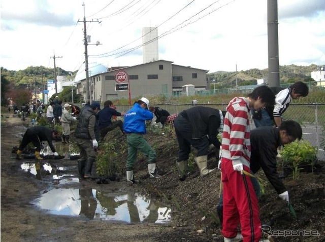 植樹の様子（尾道工場）
