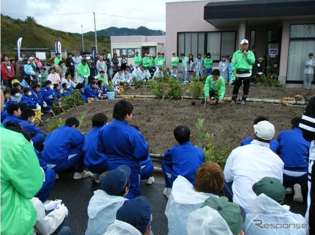 植樹方法の指導を受ける参加者（新城南工場）