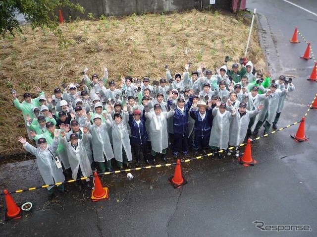 参加者による記念撮影（平塚製造所）