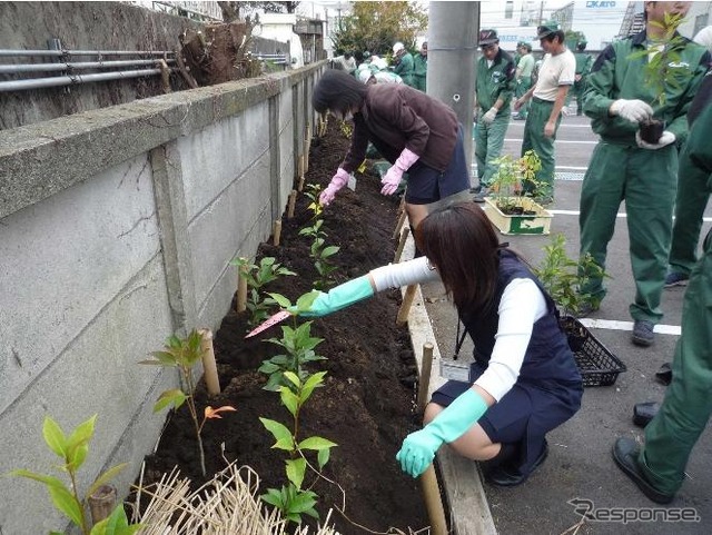 植樹の様子（中原工場）