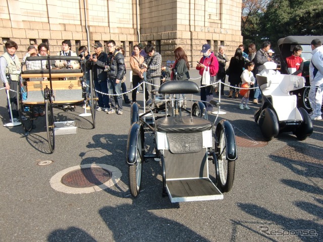 左から1886年ベンツ・パテント・モトールヴァーゲン（レプリカ）、1899年ド・ディオン・ブートン　1 3/4HP、そしてi-REAL