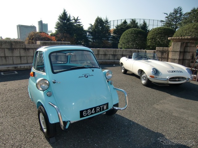 トヨタ博物館所蔵の1959年BMWイセッタ300(左)と1965年ジャガーEタイプ