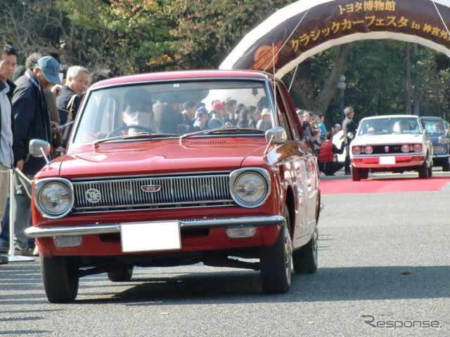 1966年トヨタカローラ。初代のカローラは1100ccであった