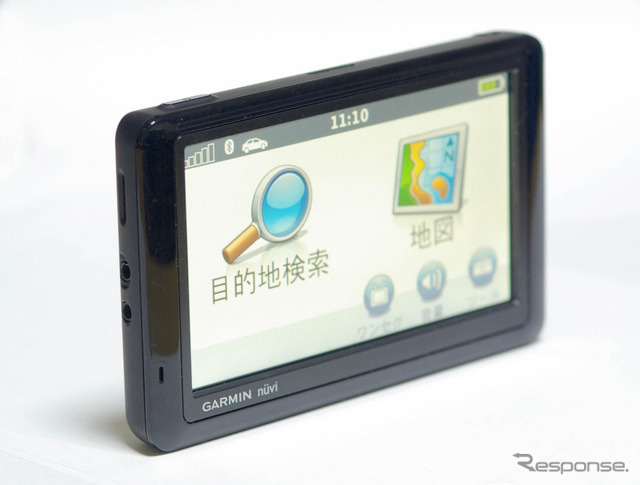 nuviシリーズは常に軽量コンパクトが信条。5インチディスプレイを搭載する本機も例外ではなく、特にその薄さは特筆に値する。スイッチ類は上面に電源スイッチがあるだけで、その他の全ての操作はタッチパネルで行う。