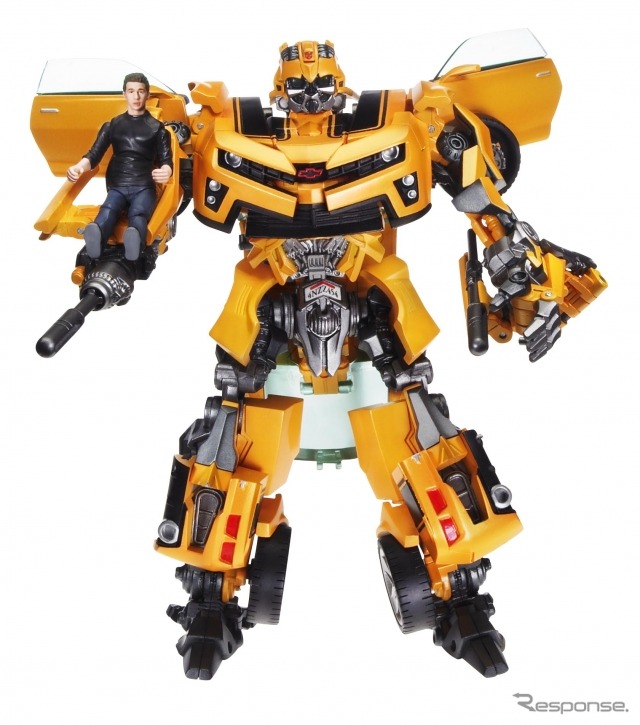残念ながらロボットには変形しない。写真は購入者プレゼントの「バンブルビー&サム・ウィトウィッキーフィギュア」
