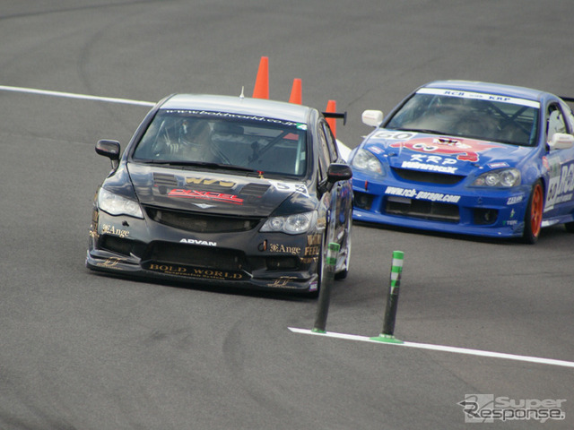 ST-4クラスの王座を獲得した55号車BOLD WORLD Absolute DIXCEL CIVIC(手前)。(C) スーパー耐久機構。写真提供:スーパー耐久機構
