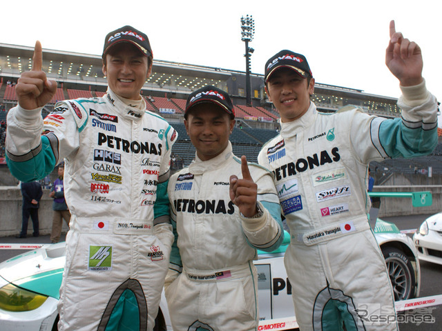 ST-1クラスの09王座トリオ。左から谷口信輝、ファリーク・ハイルマン、柳田真孝。(C) スーパー耐久機構。写真提供:スーパー耐久機構