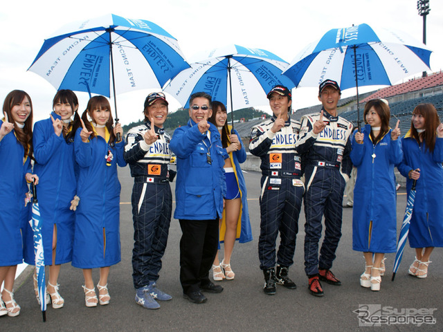 エンドレスガールとST-2クラスの王者チーム。ドライバーは左から高木真一、峰尾恭輔、村田信博。(C) スーパー耐久機構。写真提供:スーパー耐久機構