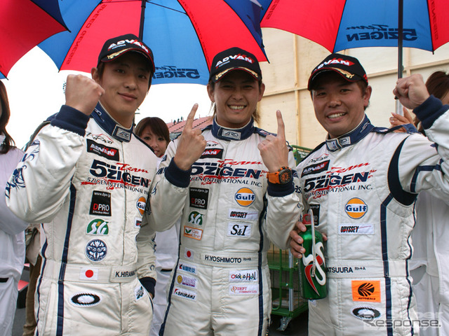 ST-3クラスの王者トリオ。左から平中克幸、吉本大樹、松浦孝亮。(C) スーパー耐久機構。写真提供:スーパー耐久機構