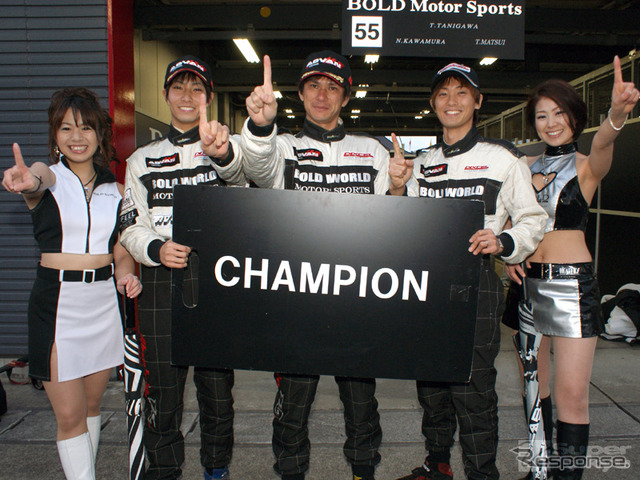ST-4クラスの王座トリオ。松井孝允、谷川達也、河村直樹。(C) スーパー耐久機構。写真提供:スーパー耐久機構