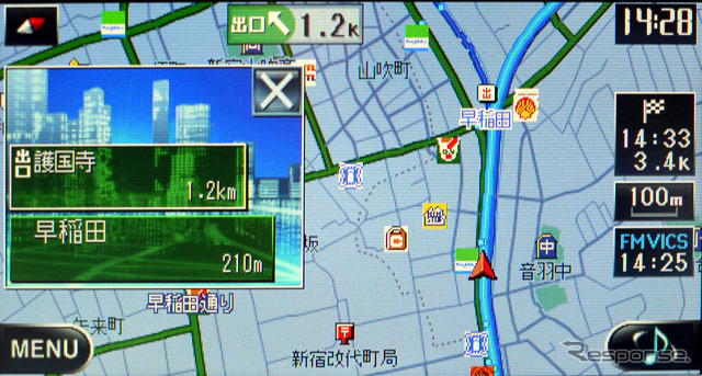高速道路走行中の誘導画面。施設をリスト表示するハイウェイモードに切り替わり、JCTや出口付近ではイラストによる表示を行う