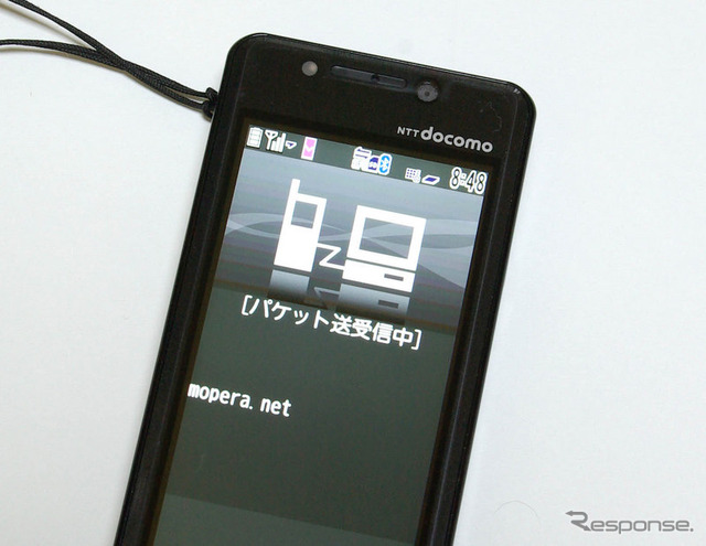 検索が始まると携帯電話が自動的にインターネットに接続する。もちろん実際に使用するときは携帯電話はポケットなどに入れっぱなしでいい。