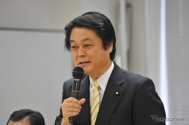 衆議院第一議員会館の議連会議でマイクを握る内山晃会長(撮影=中島みなみ)
