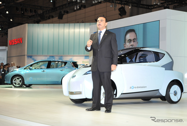 ゴーン社長とEVリーフ＆ランドグライダー（東京モーターショー09）
