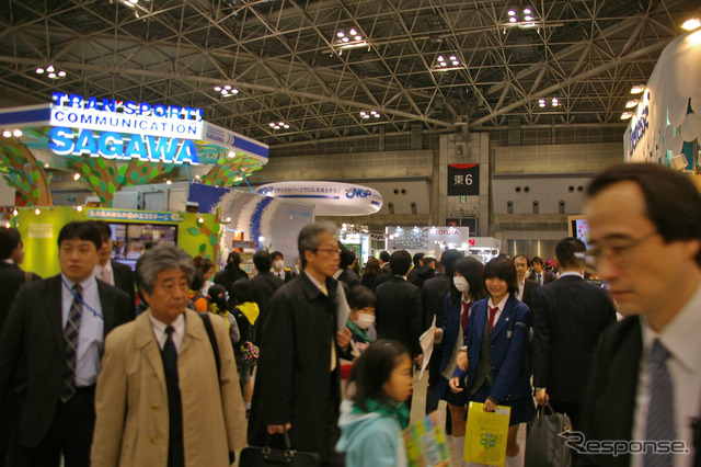 通路まで来場客でぎっしりの会場風景