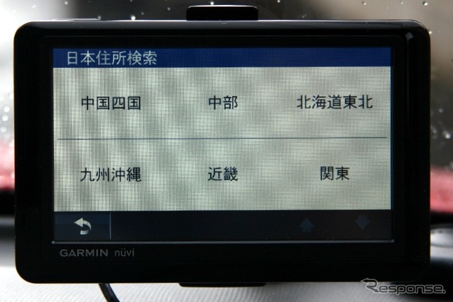 nuvi1480の住所入力の最初の画面。最初に地域区分になるところは、グローバル仕様のためだろう。このあと都道府県へと選択メニューがドリルダウンしていく。「号」まで入力可能