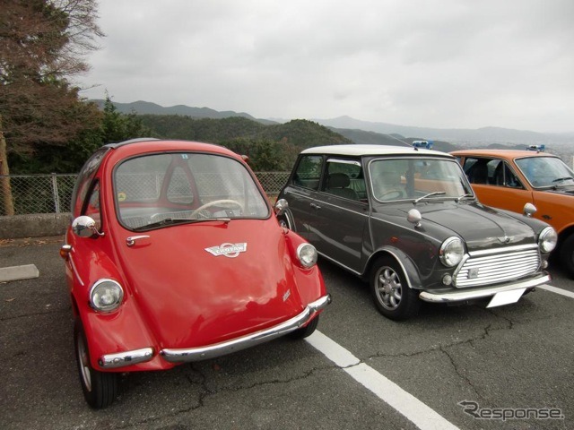 とても珍しいハインケルというバブルカー(向かって左)とミニ