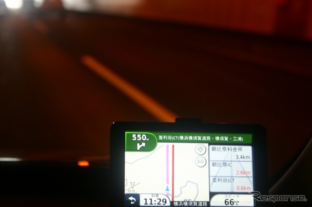 横浜横須賀道路のトンネル内。トンネルに入る直前の速度を維持したままトレースする