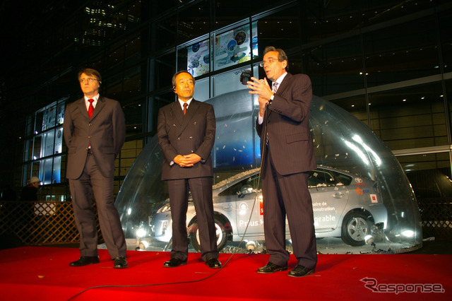 プリウスPHV キー引き渡し式(14日、東京・国際フォーラム)