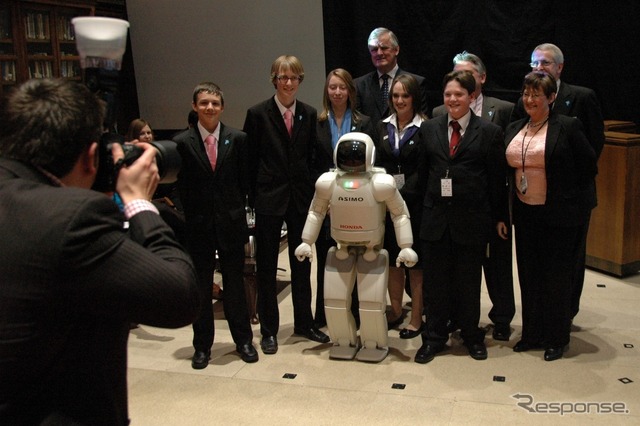 英ウインザー城を訪問したASIMO（アシモ）