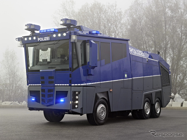 アクトロスがベースのドイツ警察放水車