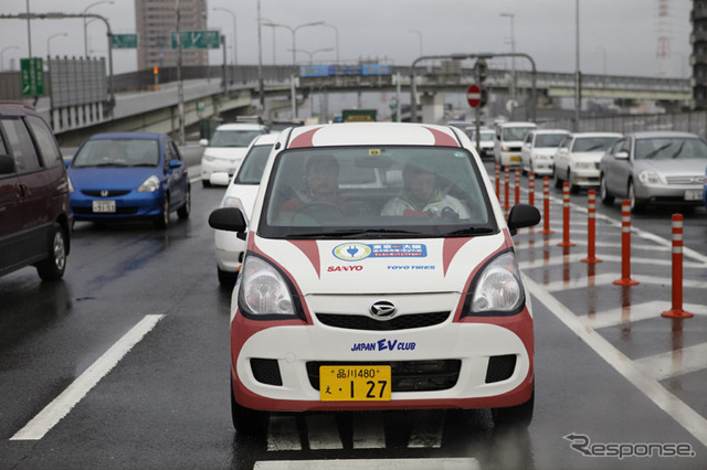 TOYOタイヤブースに展示される、東京 - 大阪無充電走行を実現したEVミラ（画像＝日本EVクラブ）